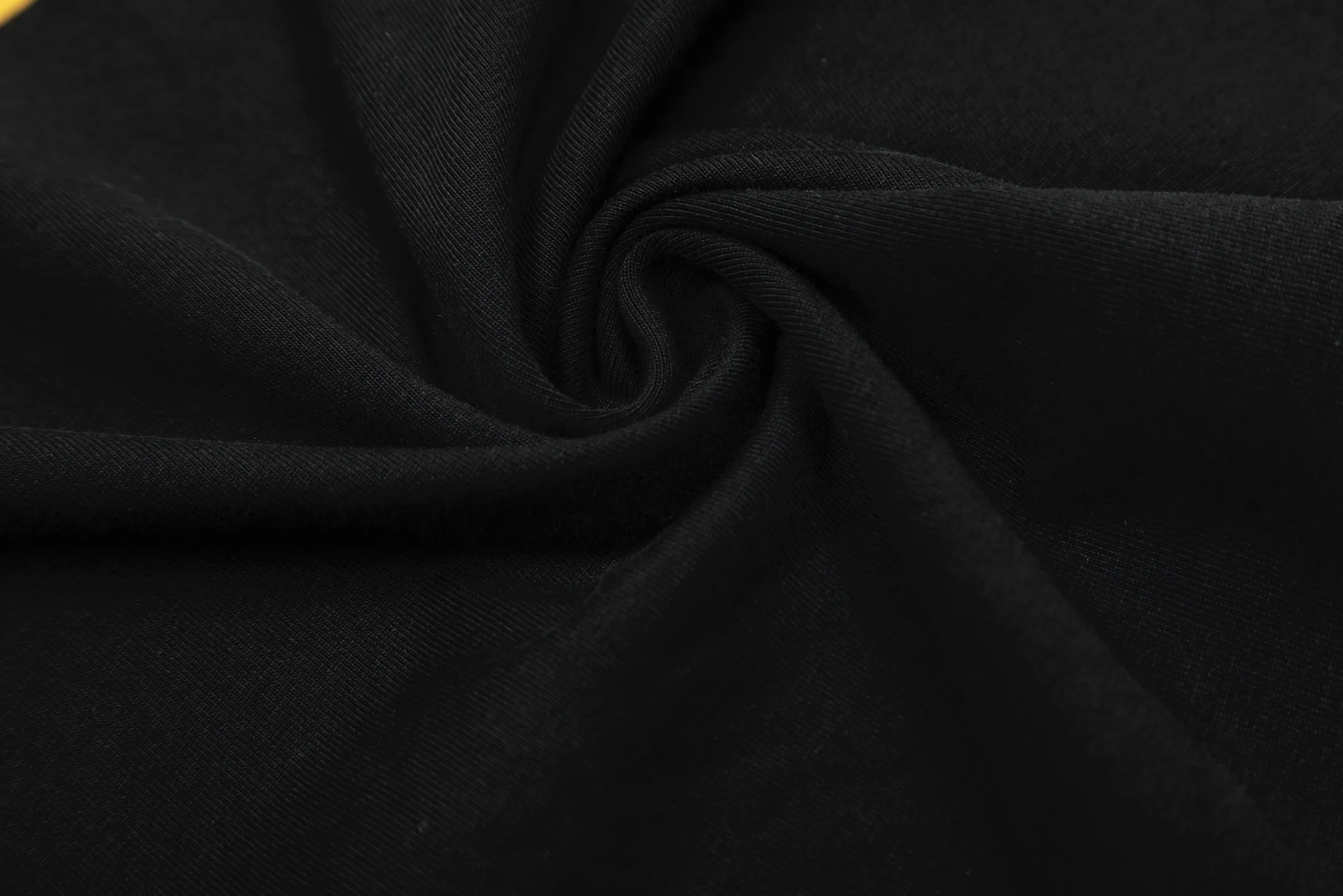 pt model number #G1002 P110 GALLERY DEPT. Old and frayed sleeveless waistcoat short sleeves. Basic black and gold letter printing. Made of 280G double yarn pure cotton. The fabric is comfortable and stylish. After washing and distressing, the upper body becomes more fashionable and cool. The collar and hem are frayed. The US version is too large. Color: washed black. Size S/M/L/XL